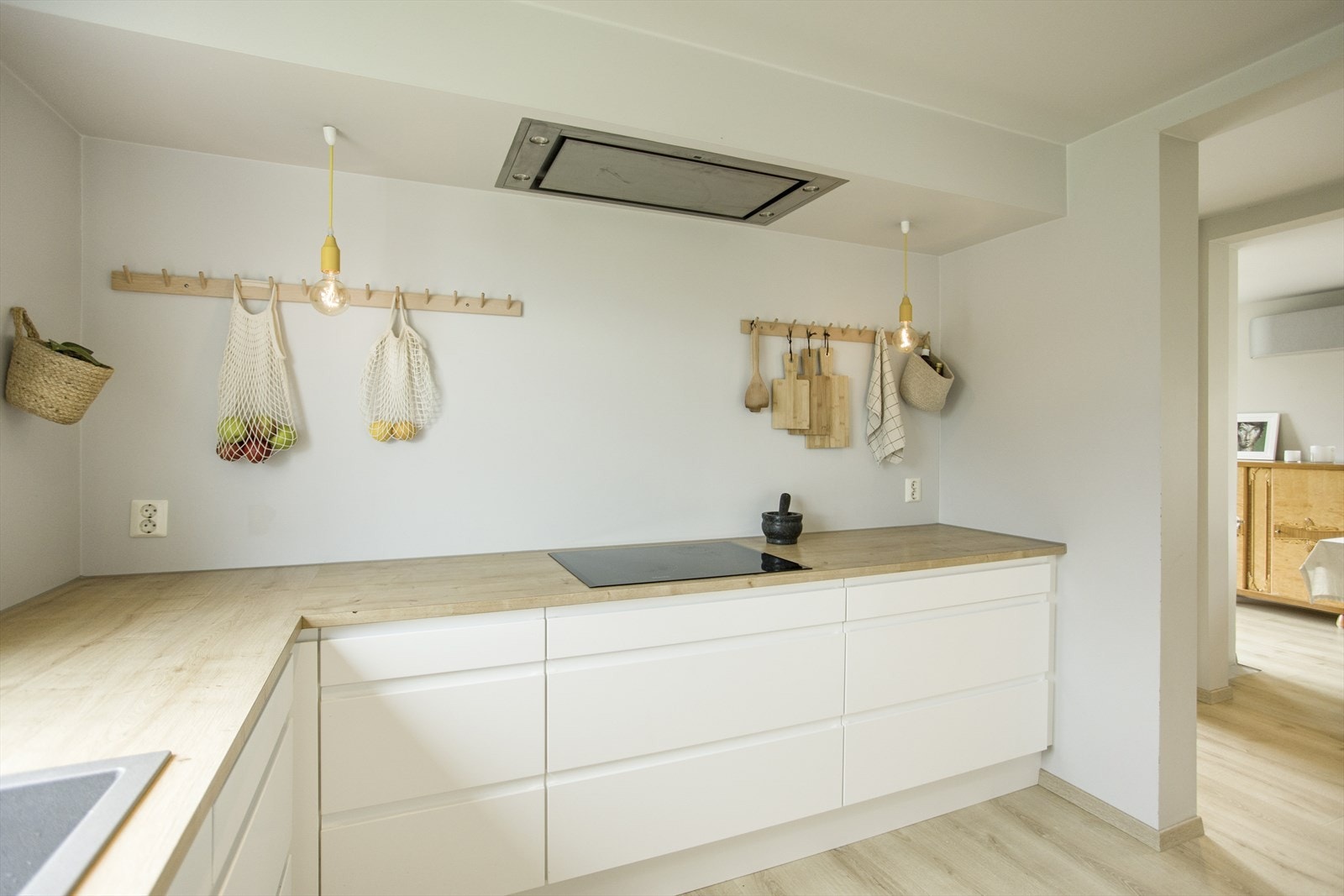 Det er montert kjøkkenventilator med avtrekk ut. Galleribilde