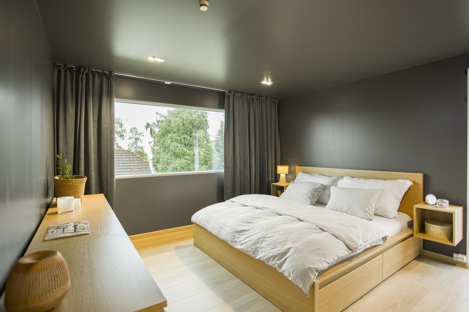 Boligens hovedsoverom/soverom 1 i god størrelse med plass til dobbeltseng og garderobe. Galleribilde