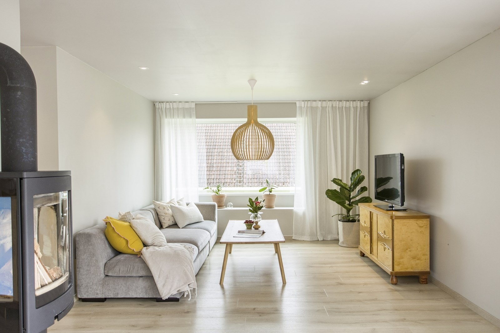 Moderne og påkostet bolig i hjertet av Gjøvik med kort vei til skoler, barnehager, dagligvare, sykehus og Gjøvik sentrum. Boligen kan blant annet by på egen hybeldel, 6 soverom, 3 bad/vaskerom, dobbel garasje med montert elbillader og stor hage. Galleribilde