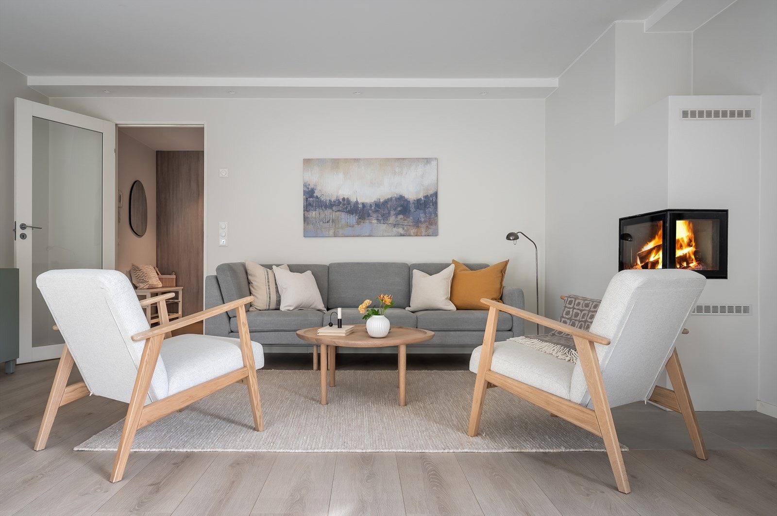Leiligheten holder en høy standard med stilrene overflater og moderne farger. Galleribilde