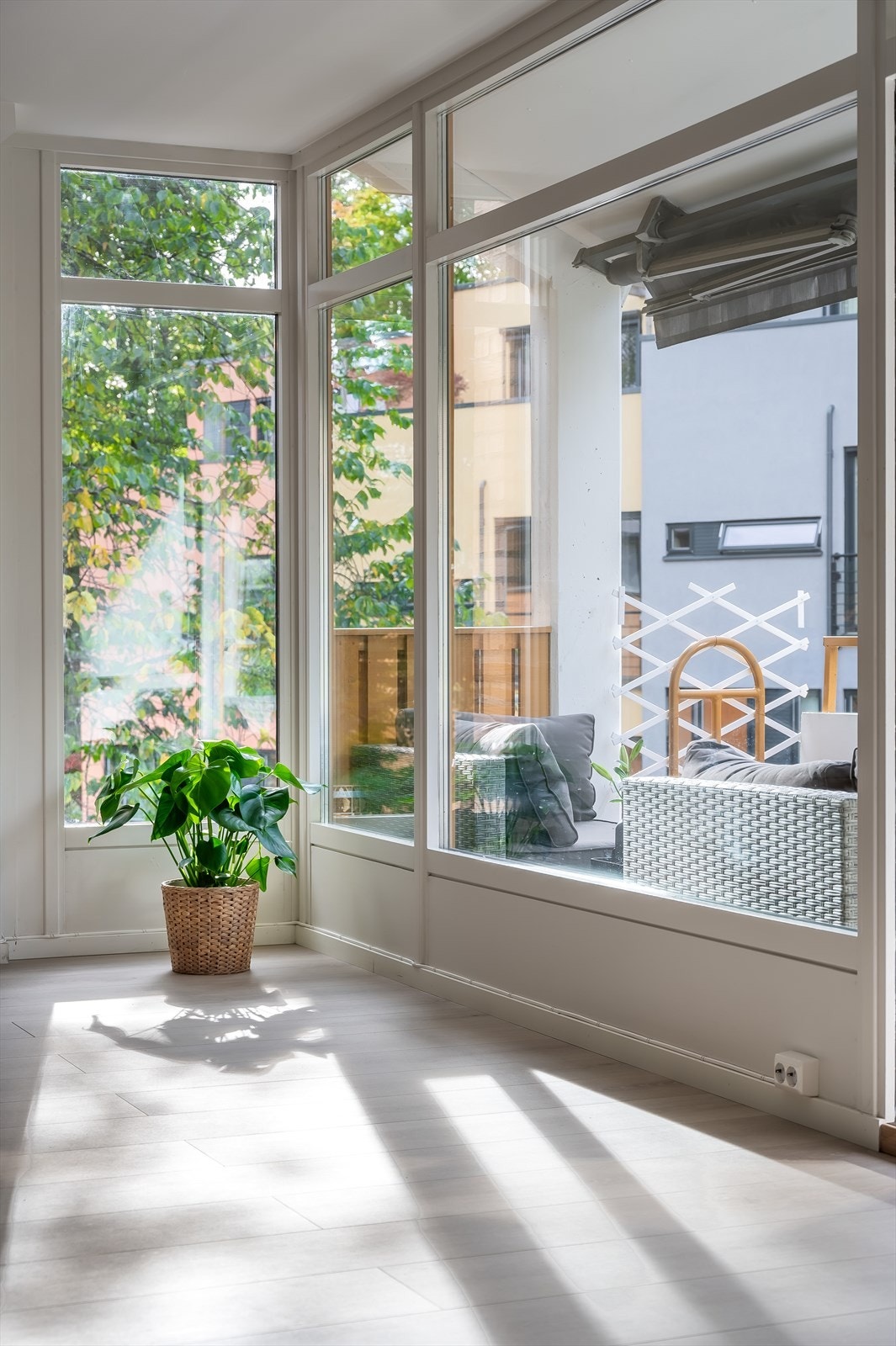 Leiligheten har gode vindusflater som slipper inn rikelig med naturlig lys. Galleribilde