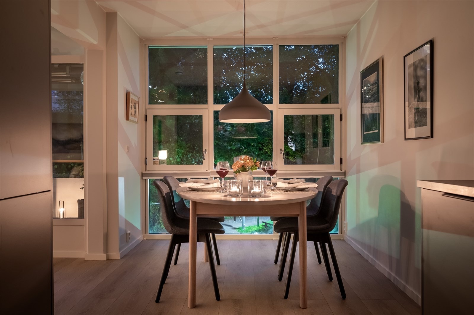 Dette er en lekker og påkostet 3-roms leilighet med attraktiv beliggenhet på Adamstuen. Galleribilde