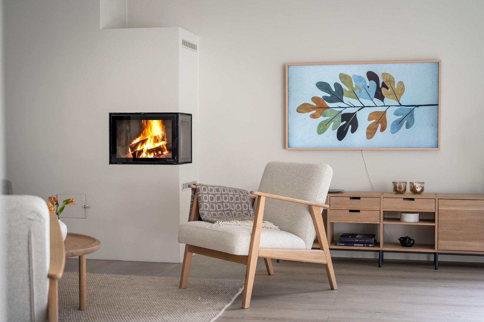 I tillegg er det en peisinnsats fra Nordpeis i stuen som bidrar til varme og hygge på kjøligere dager. Galleribilde