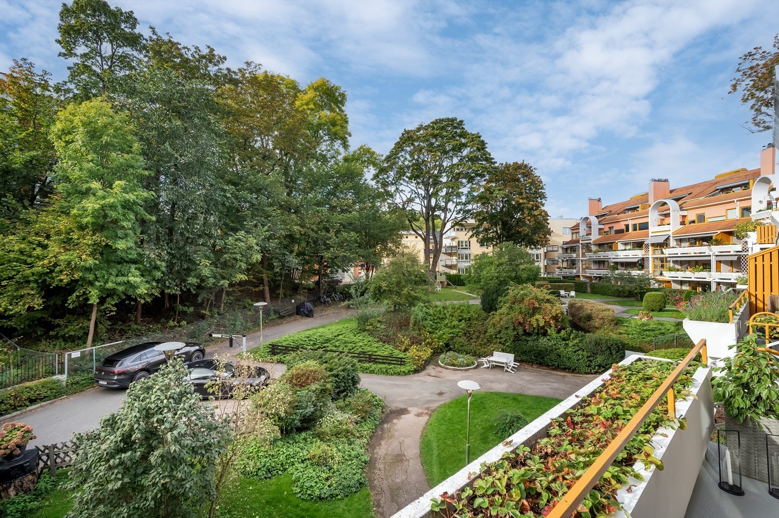 Fra balkongen har du en flott utsikt mot en velholdt bakgård. Galleribilde