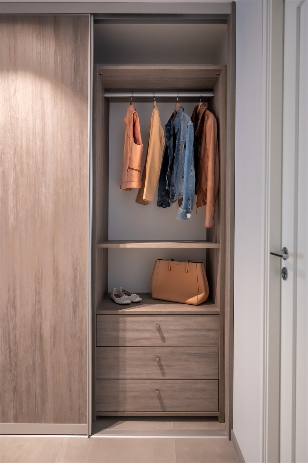 God plass til oppbevaring av yttertøy og sko i plassbygget skyvedørsgarderobe. Galleribilde