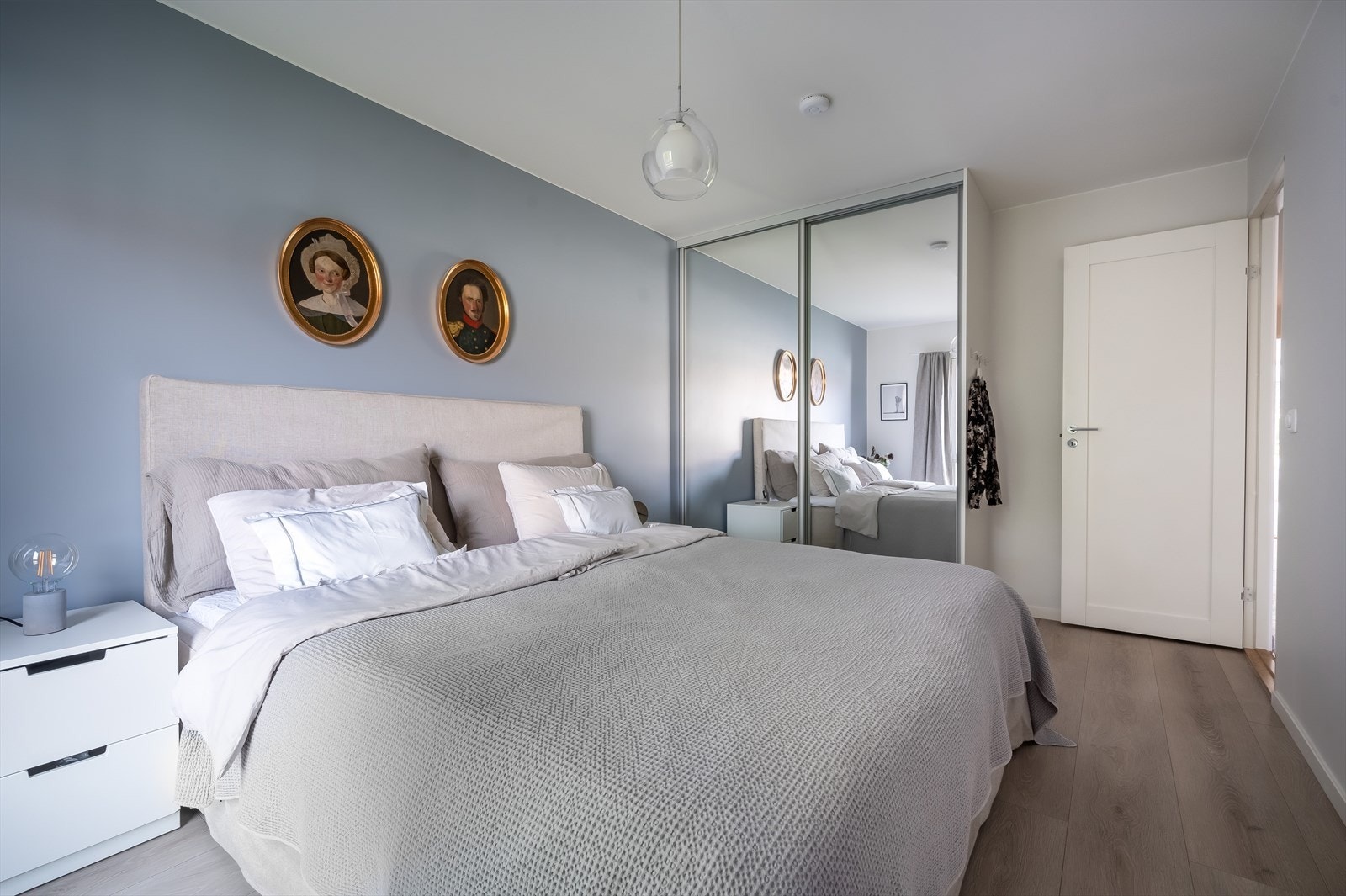 Godt med oppbevaringsplass i plassbygget skyvedørsgarderobe med speilfronter. Galleribilde