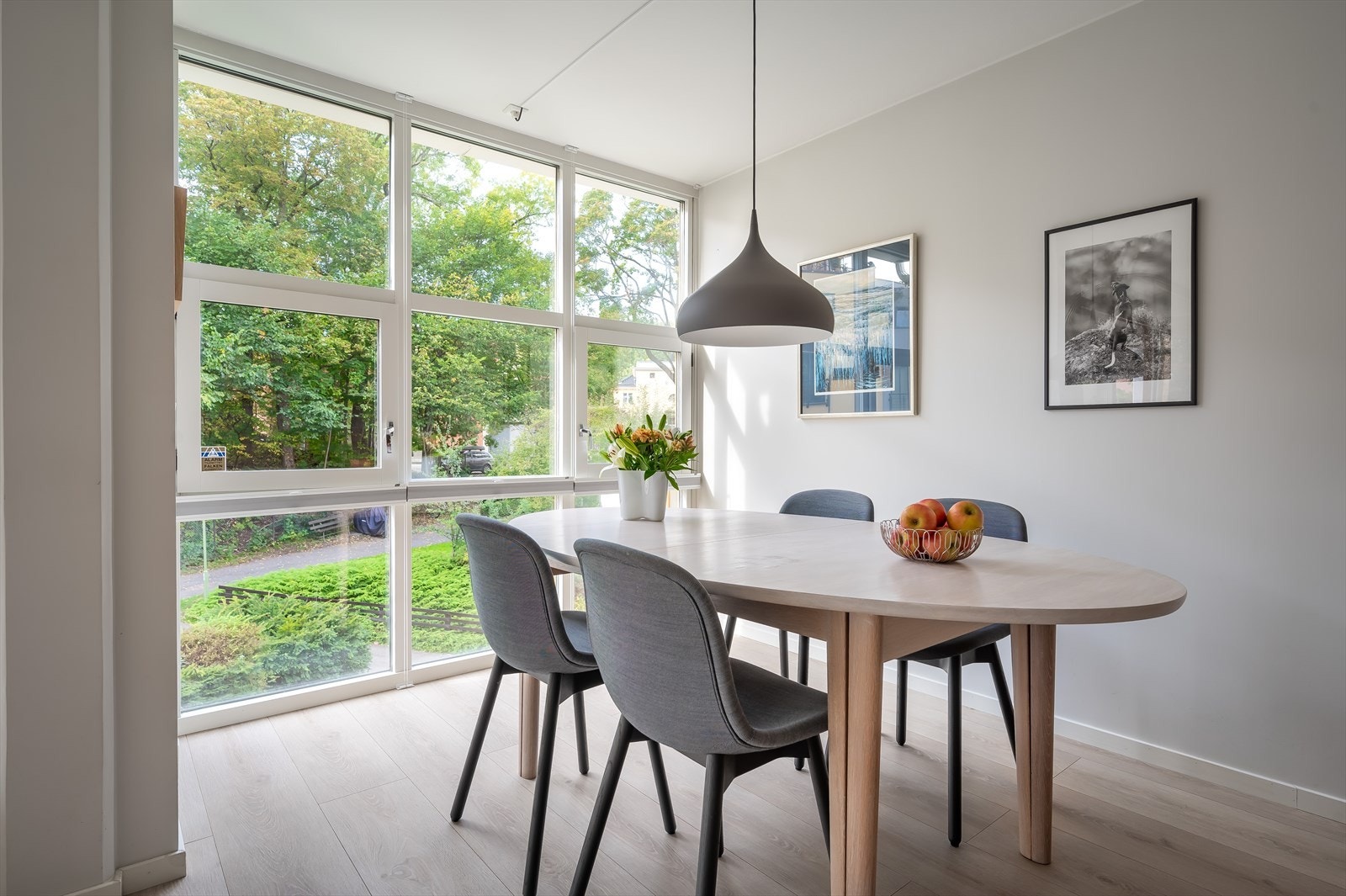 Her er det plass til å invitere familie og venner til middag. Galleribilde