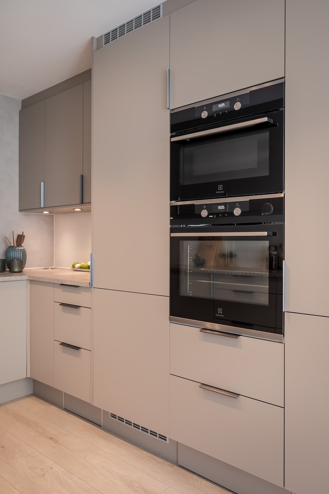 Innredningen består av matte fronter, benkeplater i laminat, underlimt oppvaskkum, ventilator og glass bestilt på mål som sprutsikring ved vask og platetopp. Galleribilde