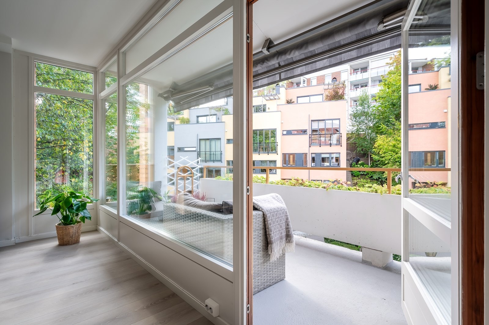 Fra stuen er det utgang til en flott balkong. Galleribilde