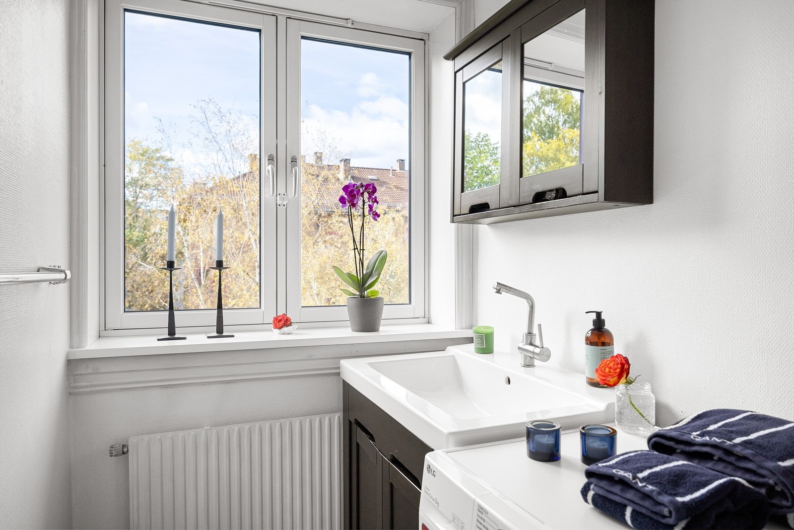 Badet består av servantskap med nedfelt porselensservant, veggskap med speildører, gulvmontert toalett og dusjkabinett. Galleribilde