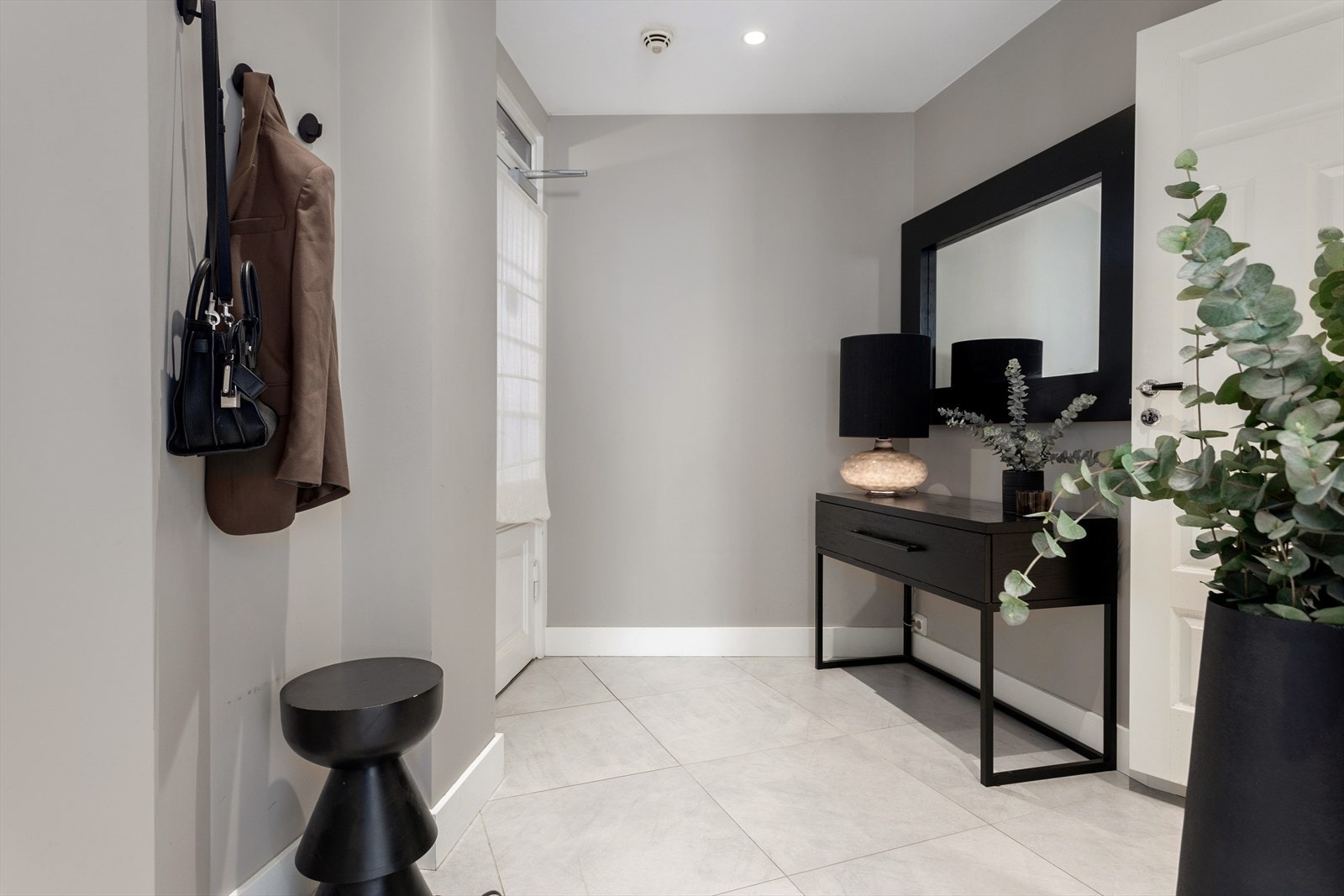 I det du kommer inn i boligen blir du møtt av en lys og romslig entré med god plass til å henge fra deg yttertøy Galleribilde