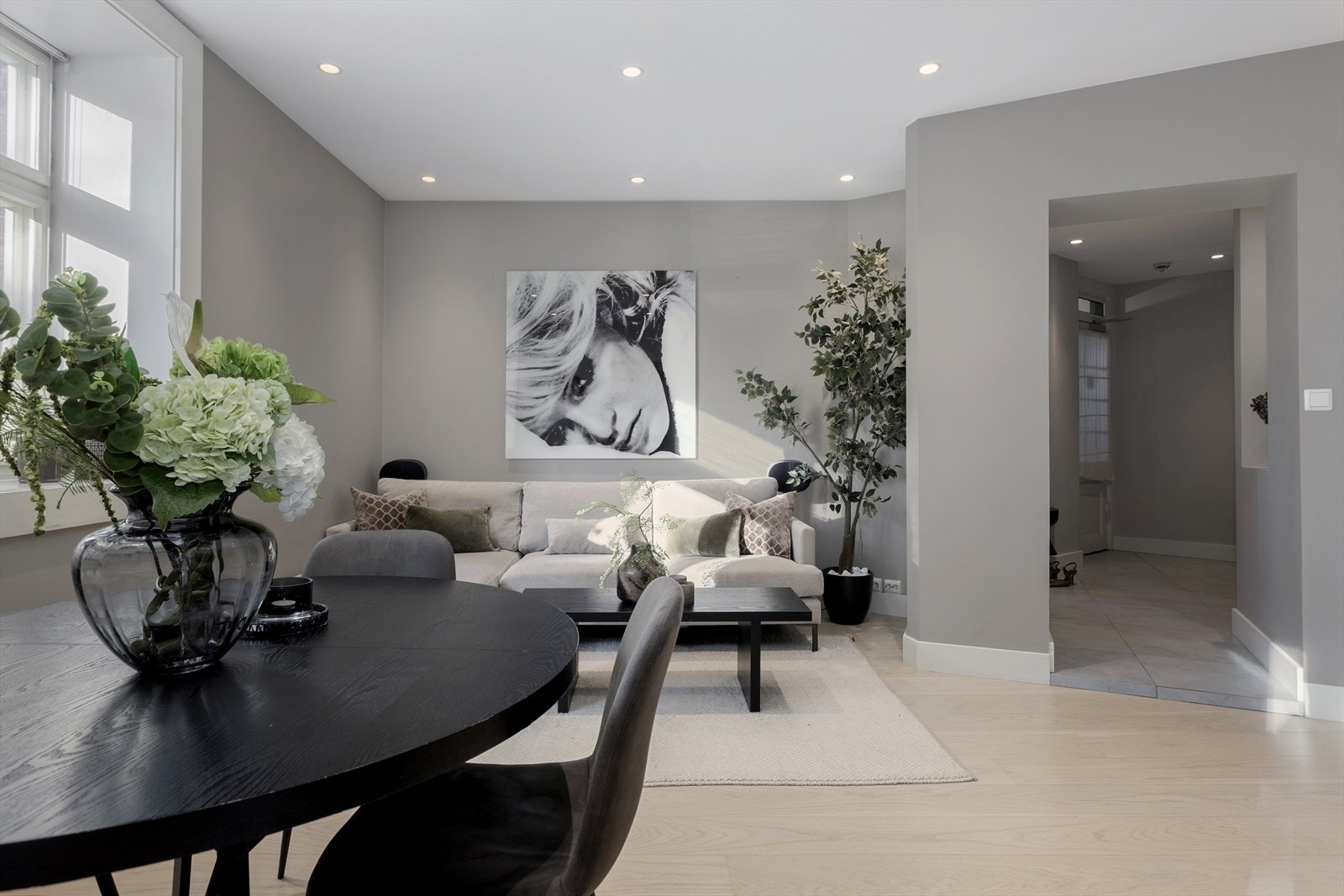 Nyere, lekker en-stavs parkett med gulvvarme fra 2020 i stue og kjøkken Galleribilde