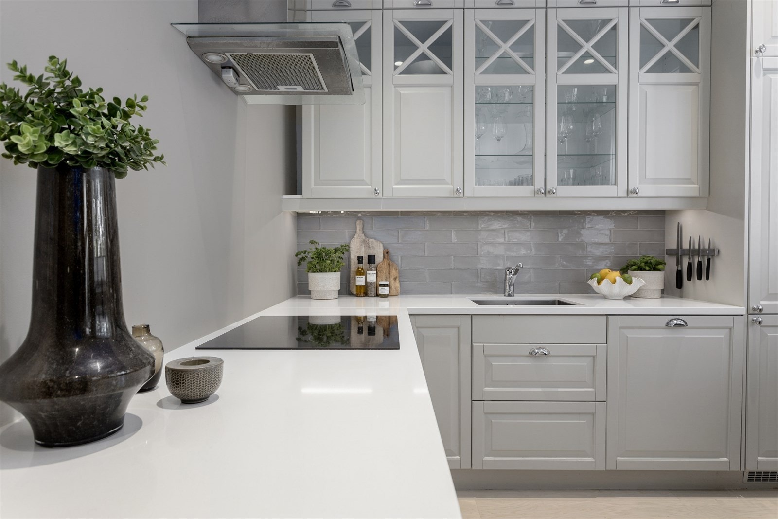 Her er det rikelig med skap- og benkeplass - Epoq kjøkken levert i 2016/17 Galleribilde