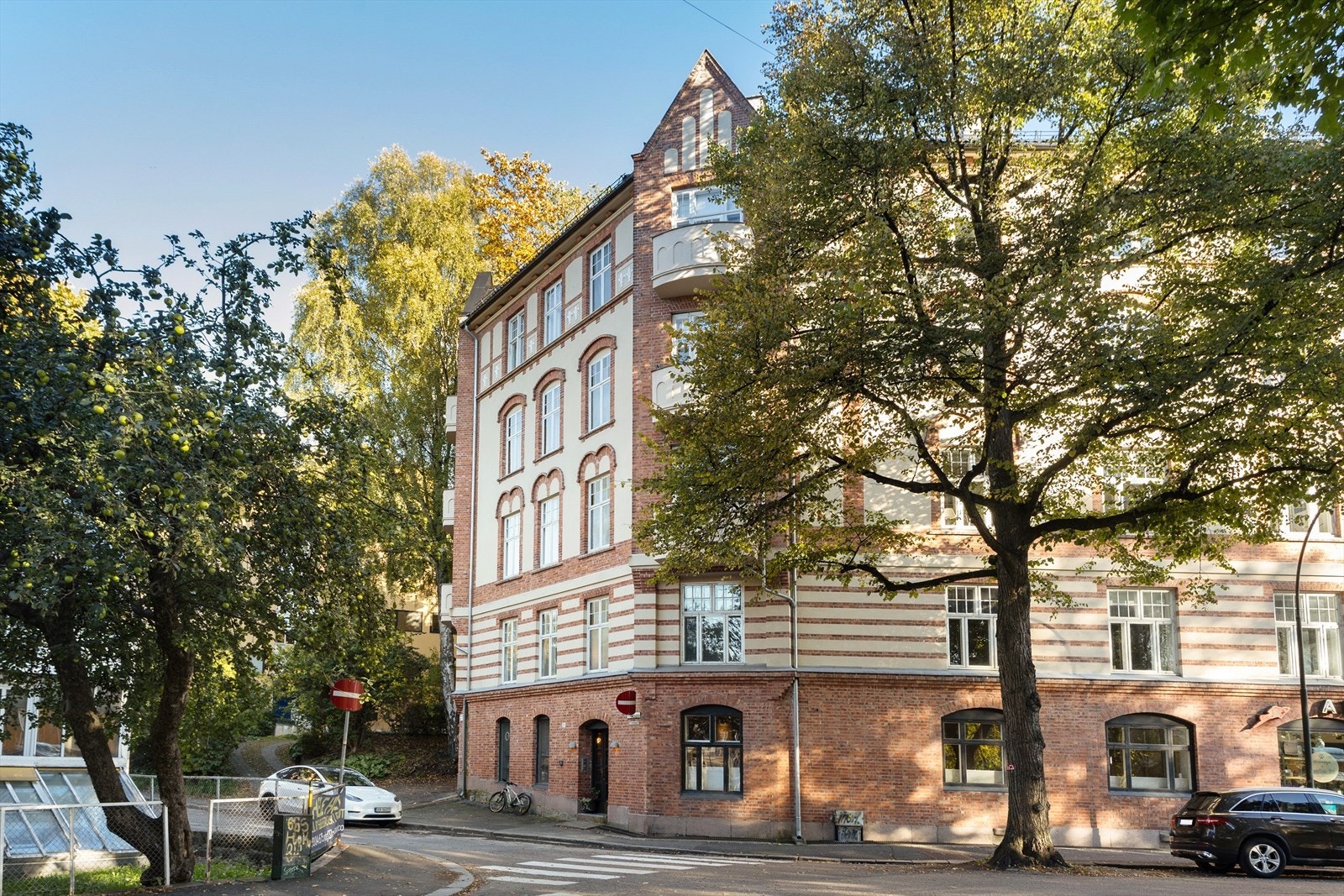 Inngang fra rolig enveiskjørt gate (Fearnleys gate) Galleribilde