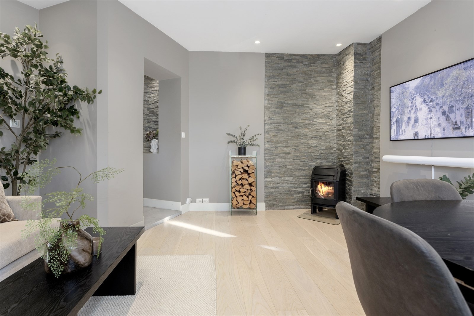 Moderne peisovn fra Jøtul varmer godt på kalde vinterdager Galleribilde