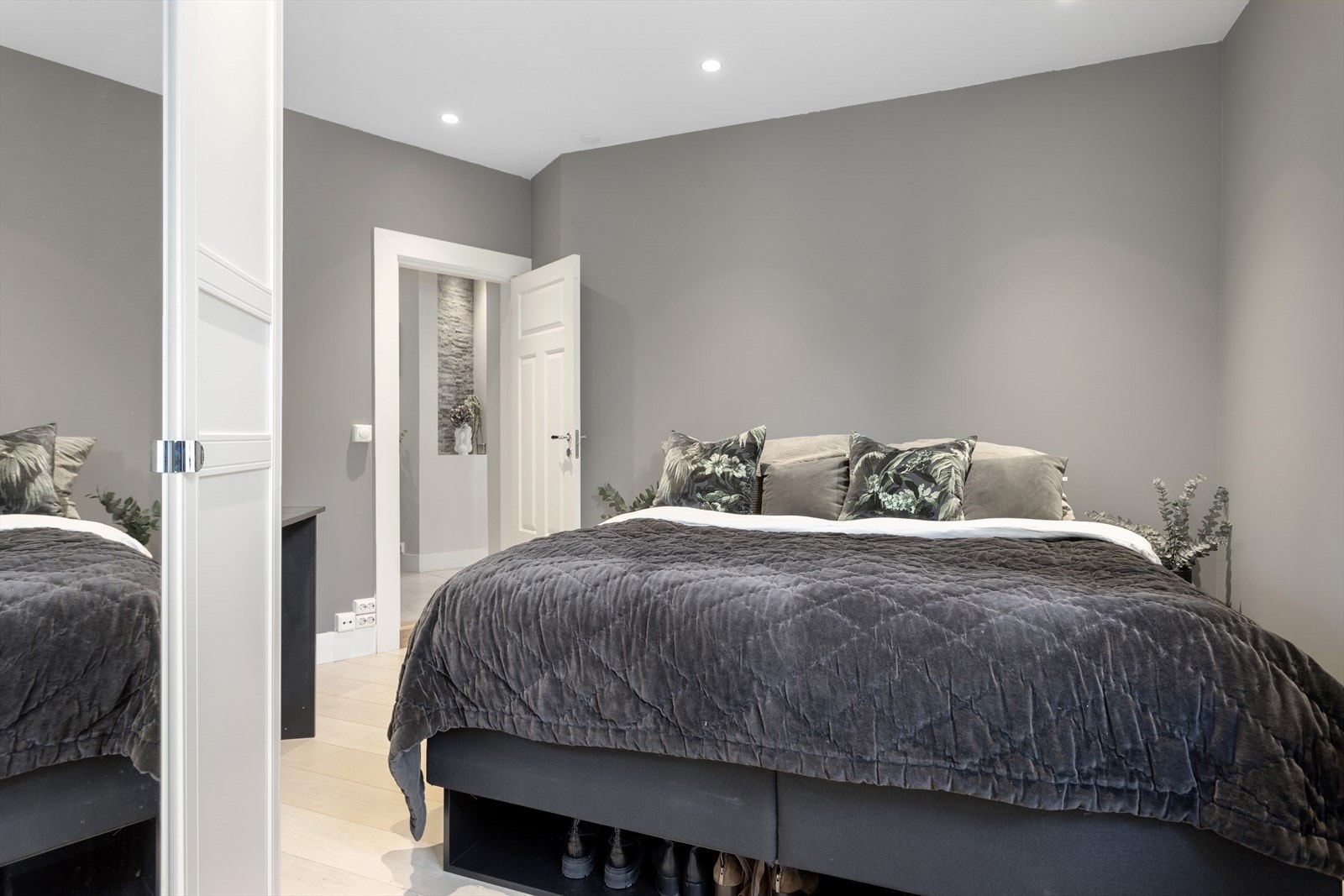 Her er det god plass til stor dobbeltseng, nattbord og møblement for oppbevaring Galleribilde