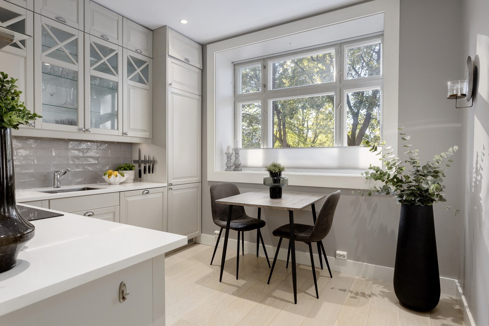 Fin plass til spisebord på kjøkken - Stort vindu slipper inn rikelig med naturlig lys Galleribilde