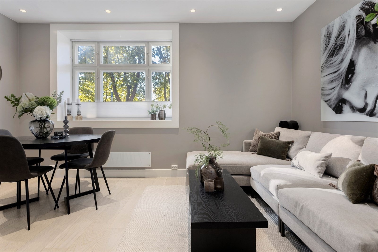 Gode vindusflater og takhøyde over 2,6 m gir en lys og luftig atmosfære Galleribilde