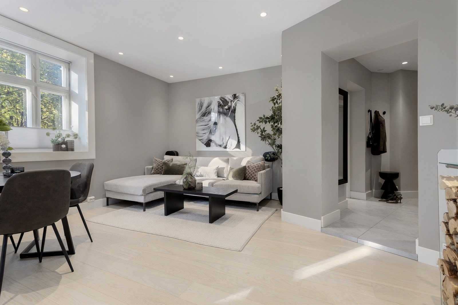 God plass til sofaseksjon i naturlig avstand fra TV med tilhørende møblement, samt større spisebord Galleribilde