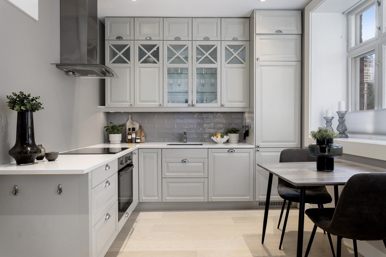 Innbydende og romslig spisekjøkken i delvis åpen løsning mot stue Galleribilde