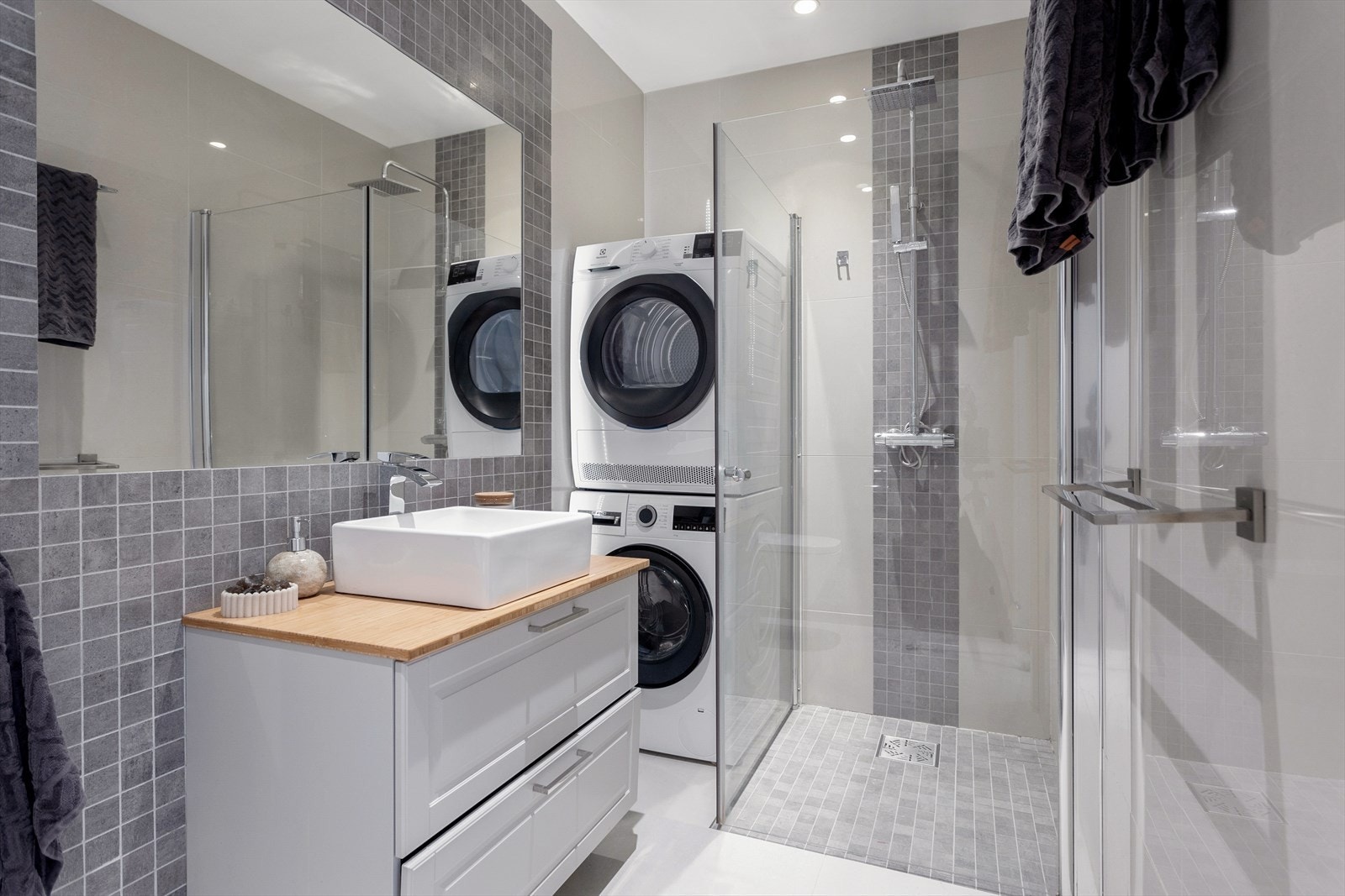 Delikat, flislagt baderom fra 2016/17 med varmekabler og spotbelysning - Opplegg og plass til vask og tørk Galleribilde