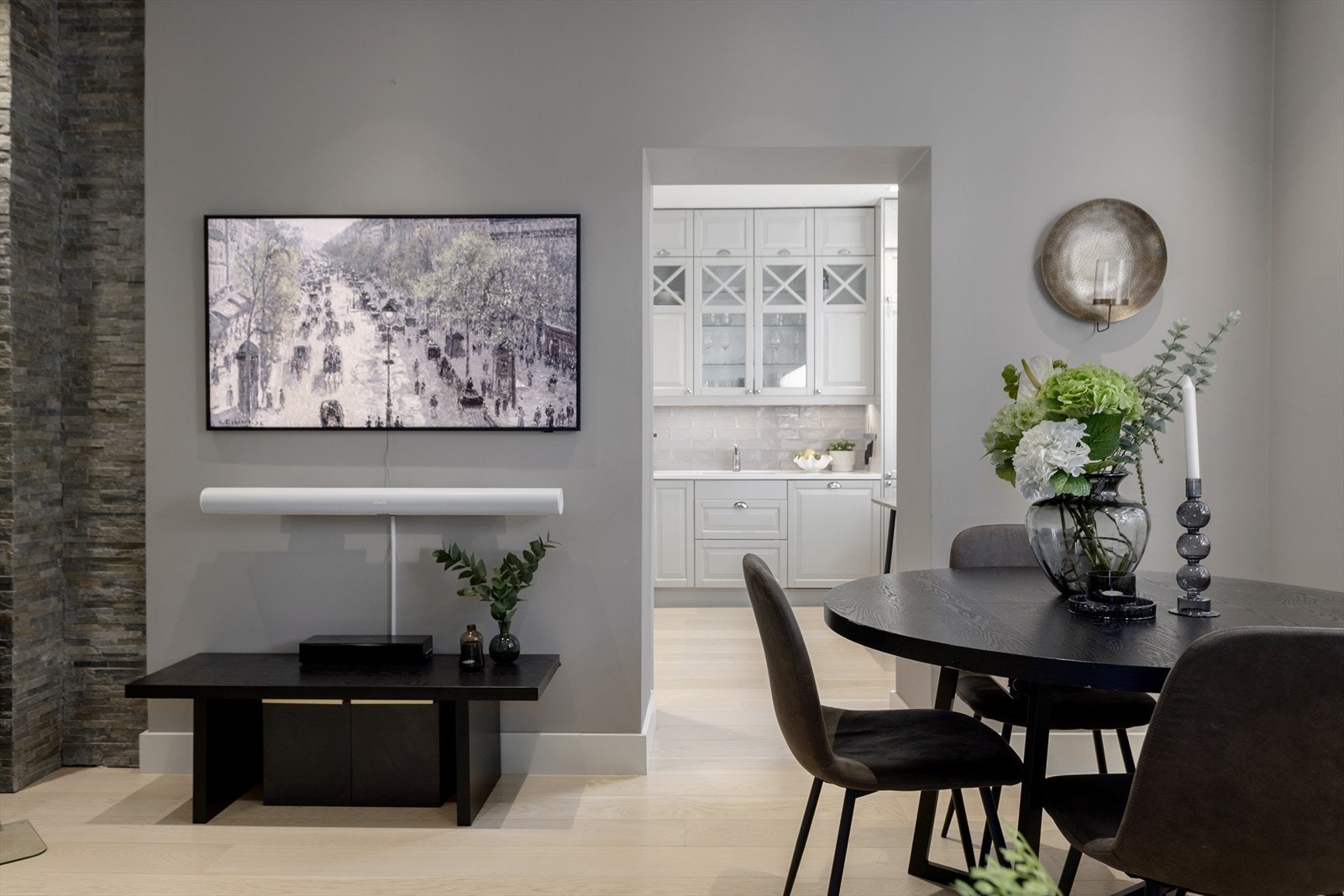 Leiligheten fremstår moderne - med gode farge- og materialvalg - etter omfattende oppussing i 2016/17 Galleribilde