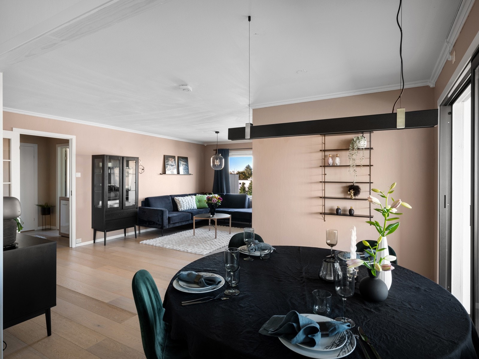 God plass til spisebord med plass til flere personer Galleribilde