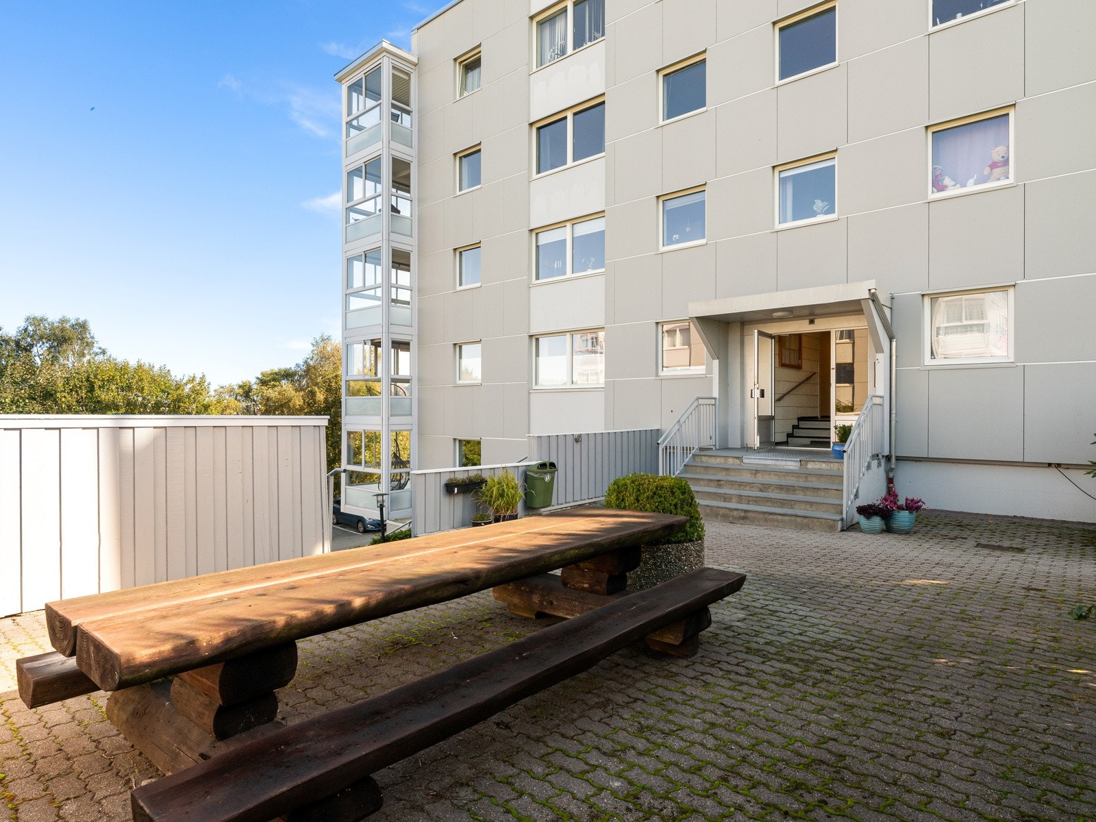 Pent opparbeidet uteområde med sittegrupper Galleribilde