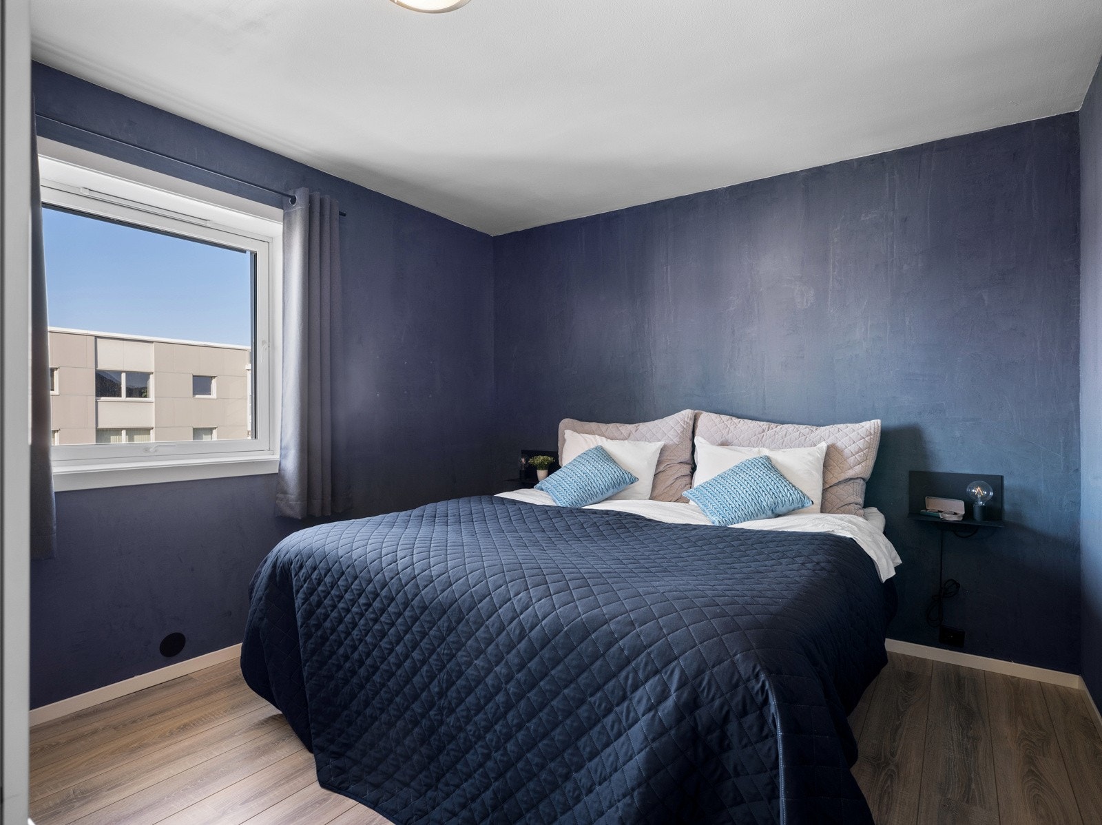 Romslig og godt hovedsoverom med skyvedørsgarderobe Galleribilde