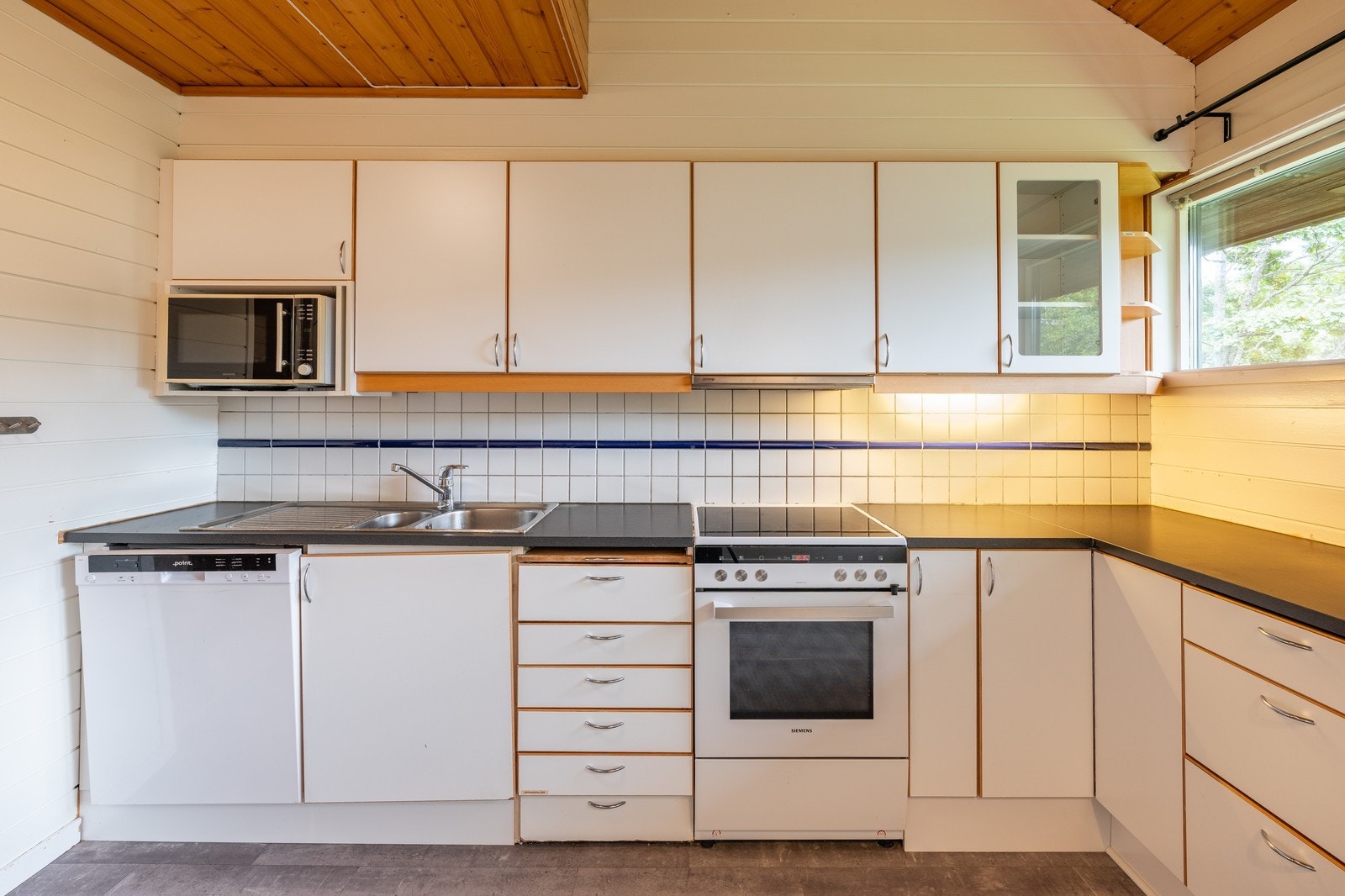 Kjøkkenet har mye naturlig lysinnslipp Galleribilde