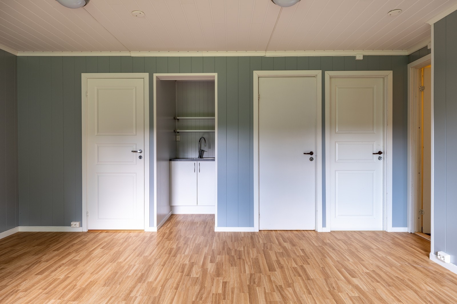 Det er også eget tekjøkken, toalett og dusjrom i kjeller. Galleribilde