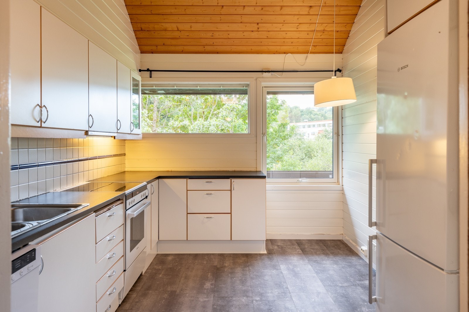 Kjøkken med hvitevarer Galleribilde