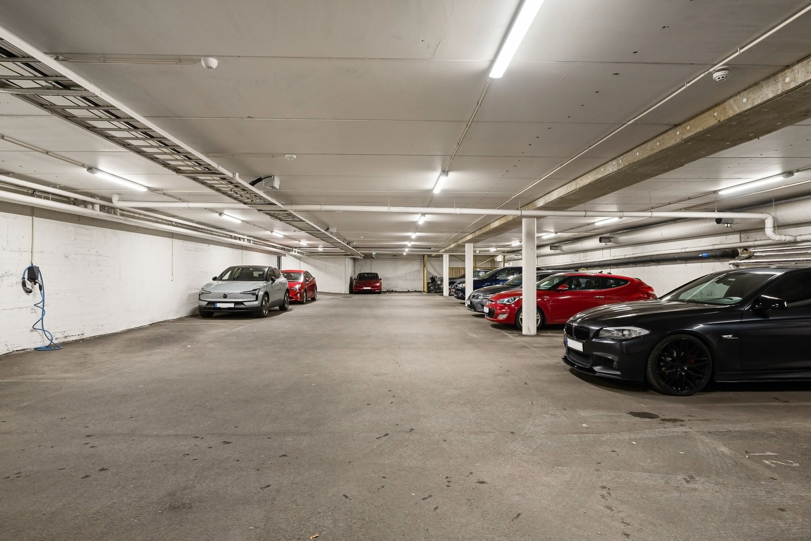 Fast parkeringsplass i garasjeanlegg med el-billader Galleribilde
