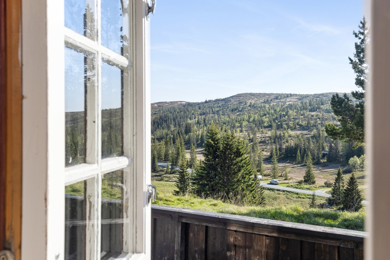 Stor og solrik uteplass. Galleribilde