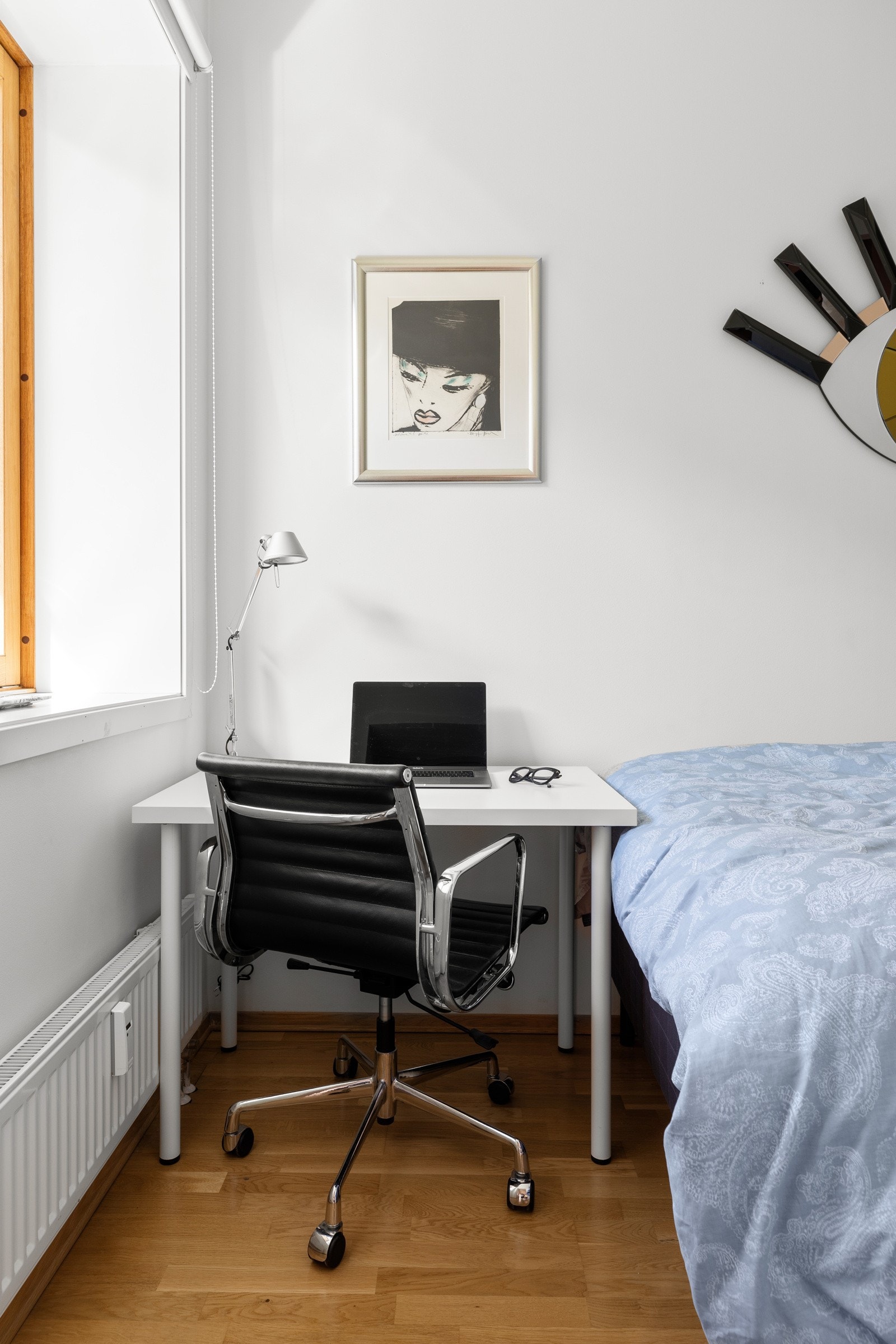 Ved behov for to soverom, innreder du enkelt TV-stuen som hovedsoverom Galleribilde