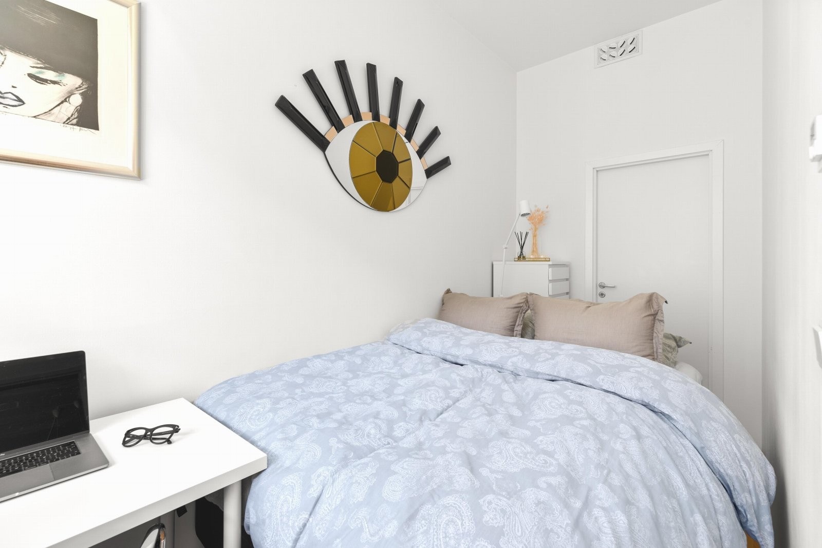 Dagens soverom er praktisk innredet med både seng, walk-in og kontorplass Galleribilde