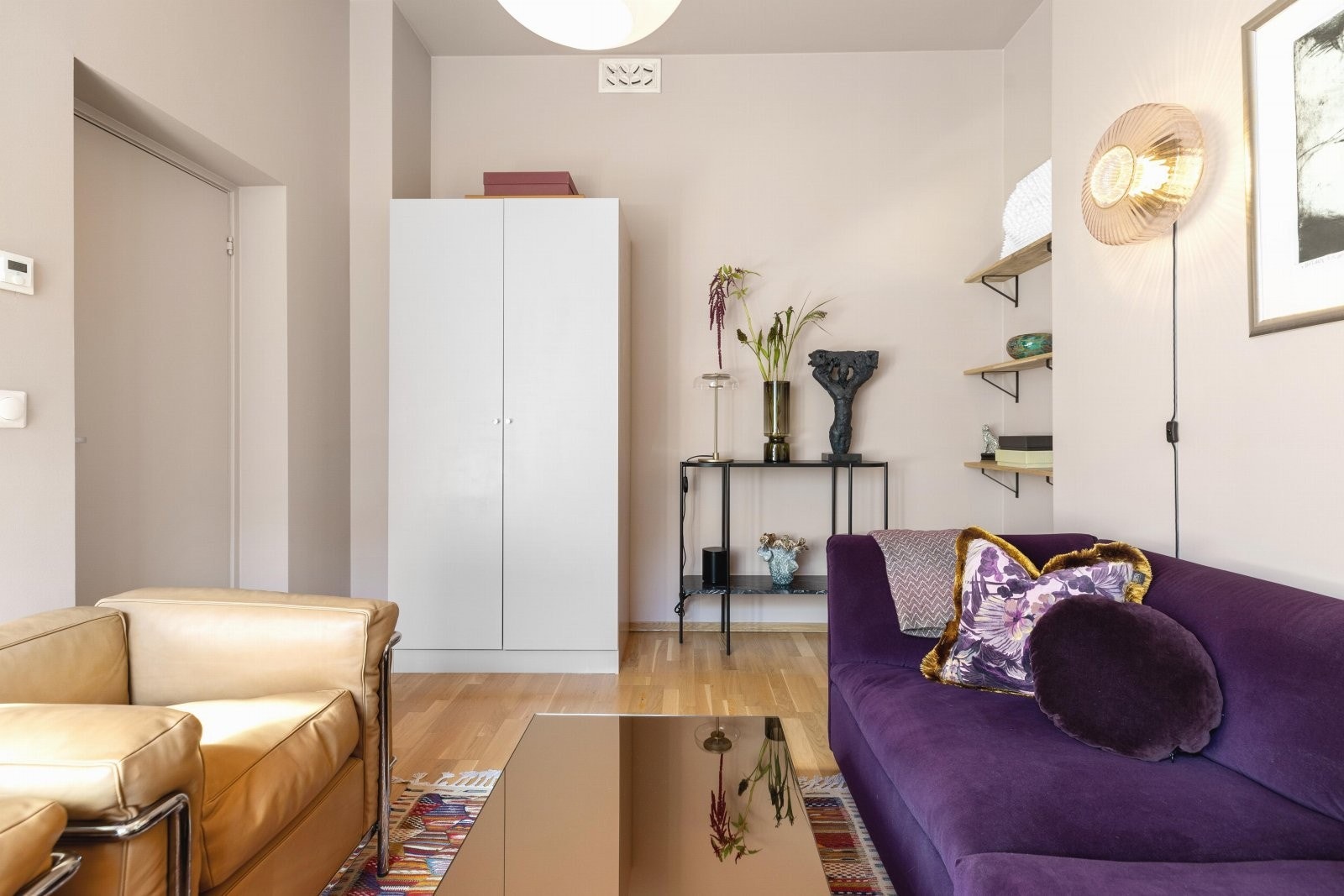 Ved behov for to, eller ett større soverom gjør du enkelt om TV-stuen til et soverom. God plass til foretrukket seng og garderobeløsning Galleribilde