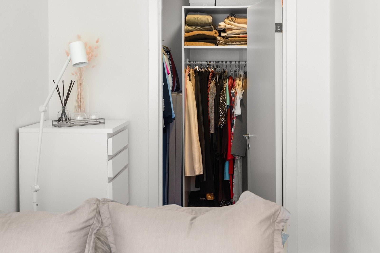 Walk-in for enkel oppbevaring av klær og sko Galleribilde