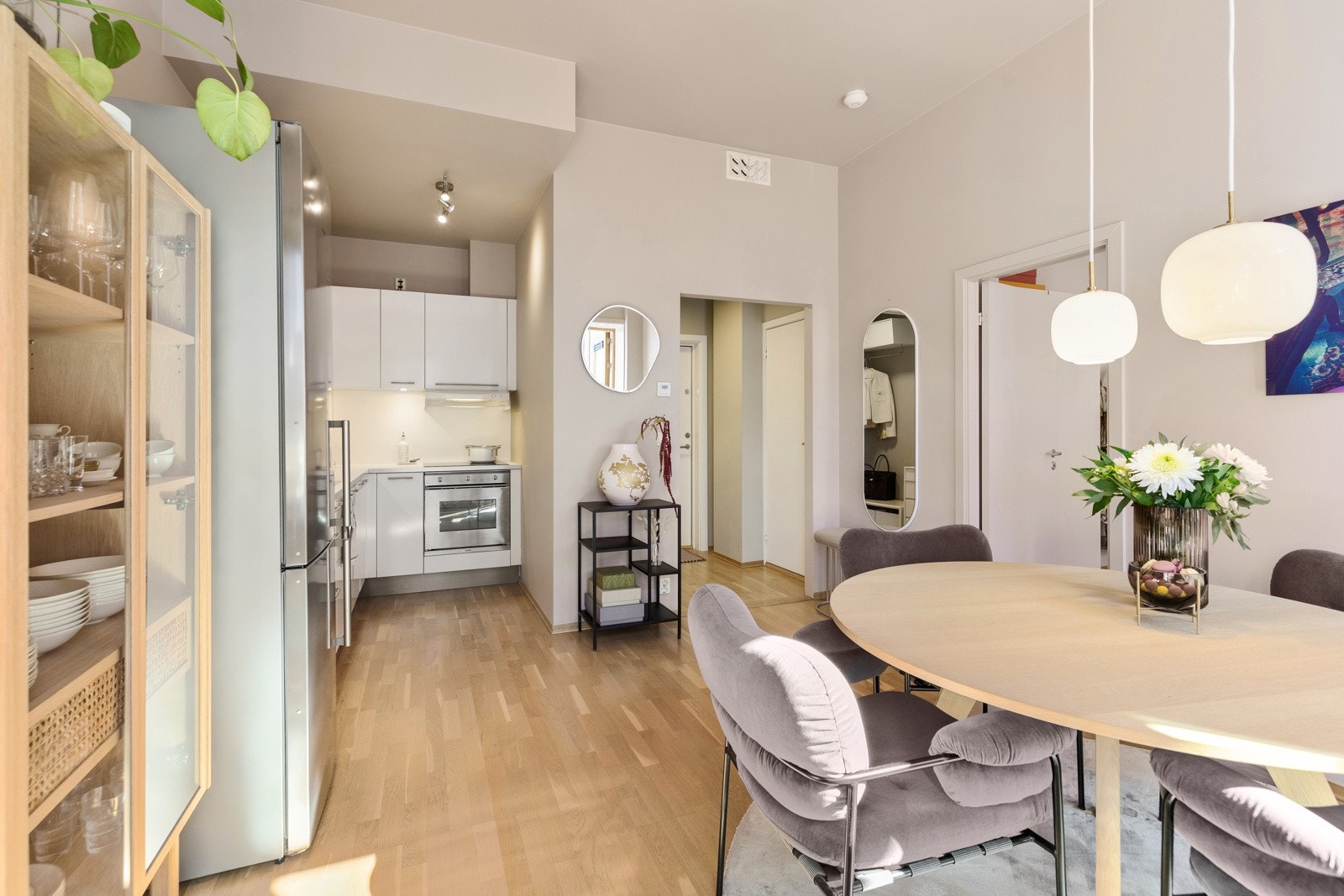 Innvendig oppleves leiligheten som lys og luftig. Generøs takhøyde på ca. 2,98 meter og store vinduer bidrar til en god romfølelse Galleribilde