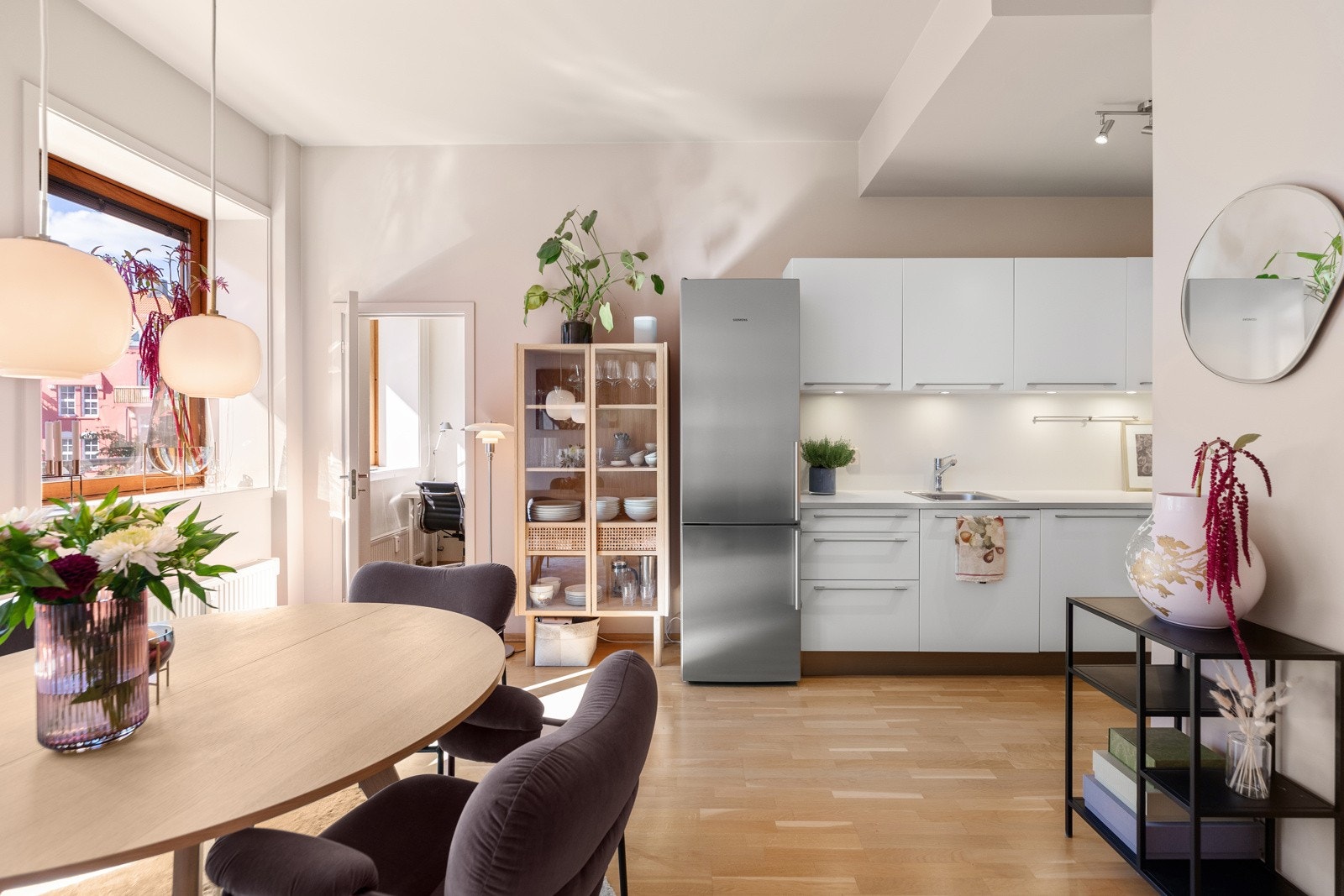 Stue og kjøkken ligger i en sosial og åpen løsning med utgang til balkong Galleribilde