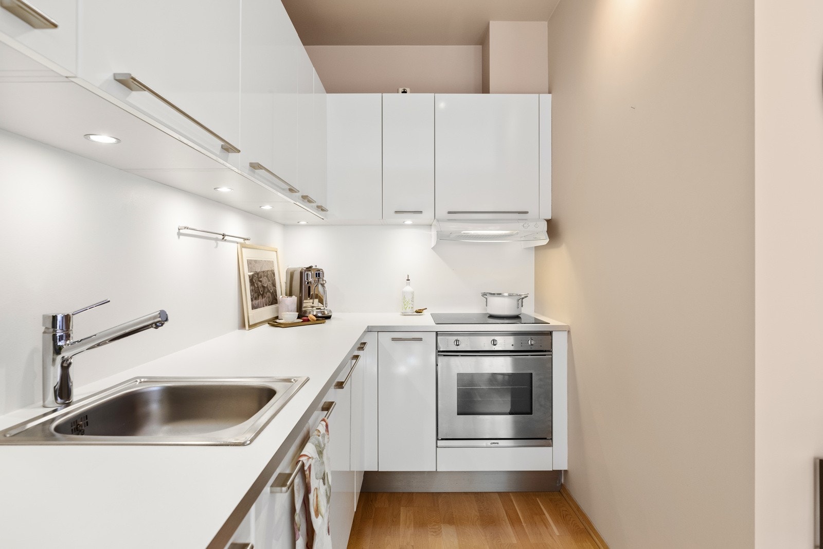 Pene, lyse overflater og integrerte hvitevarer. Det er avtrekk tilkoblet boligens balanserte ventilasjonssystem Galleribilde