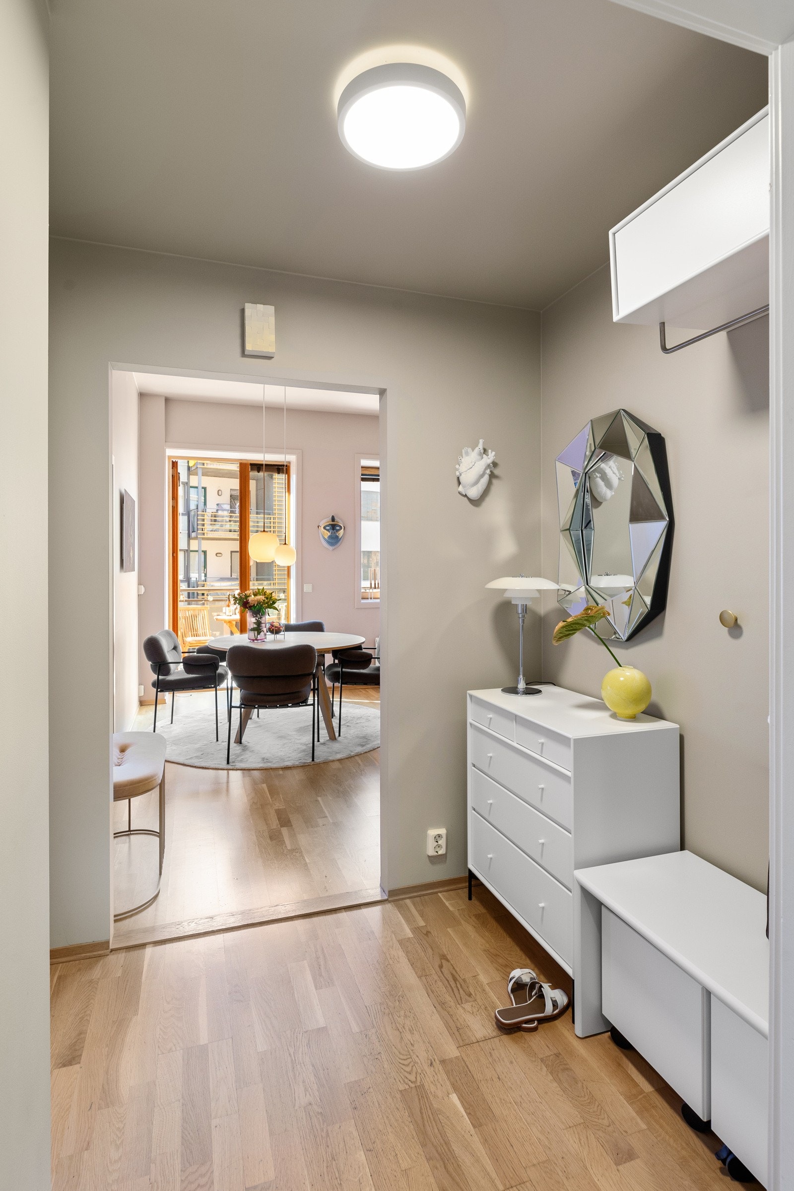 Lys og pen entré med avsatt plass til yttertøy og sko Galleribilde