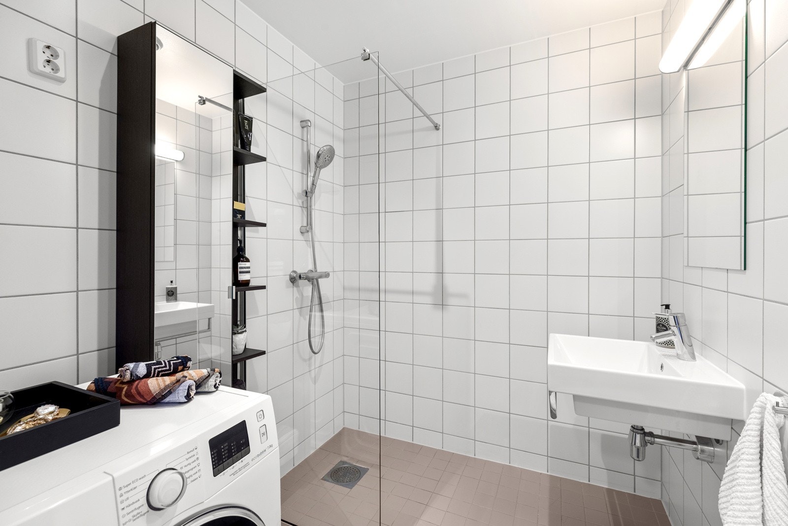 Pent, flislagt baderom fra byggeår i 2007 Galleribilde