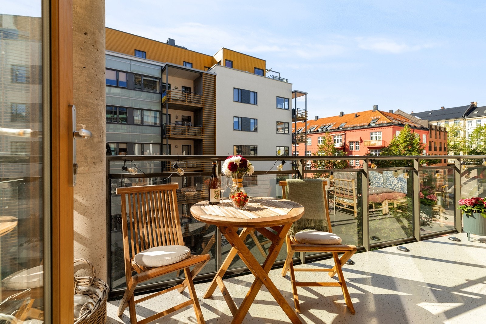 Solrik, vestvendt balkong på ca. 10,5 m². Lik som balkongen, vender hele leiligheten mot vest Galleribilde