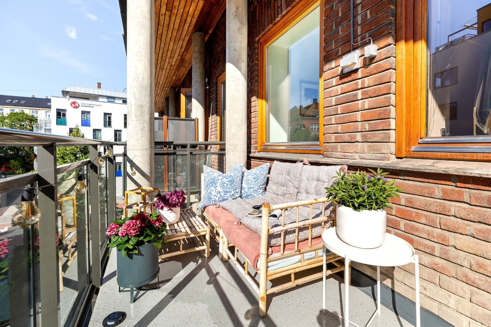 Innred balkongen med foretrukket møblement og forleng sommeren Galleribilde