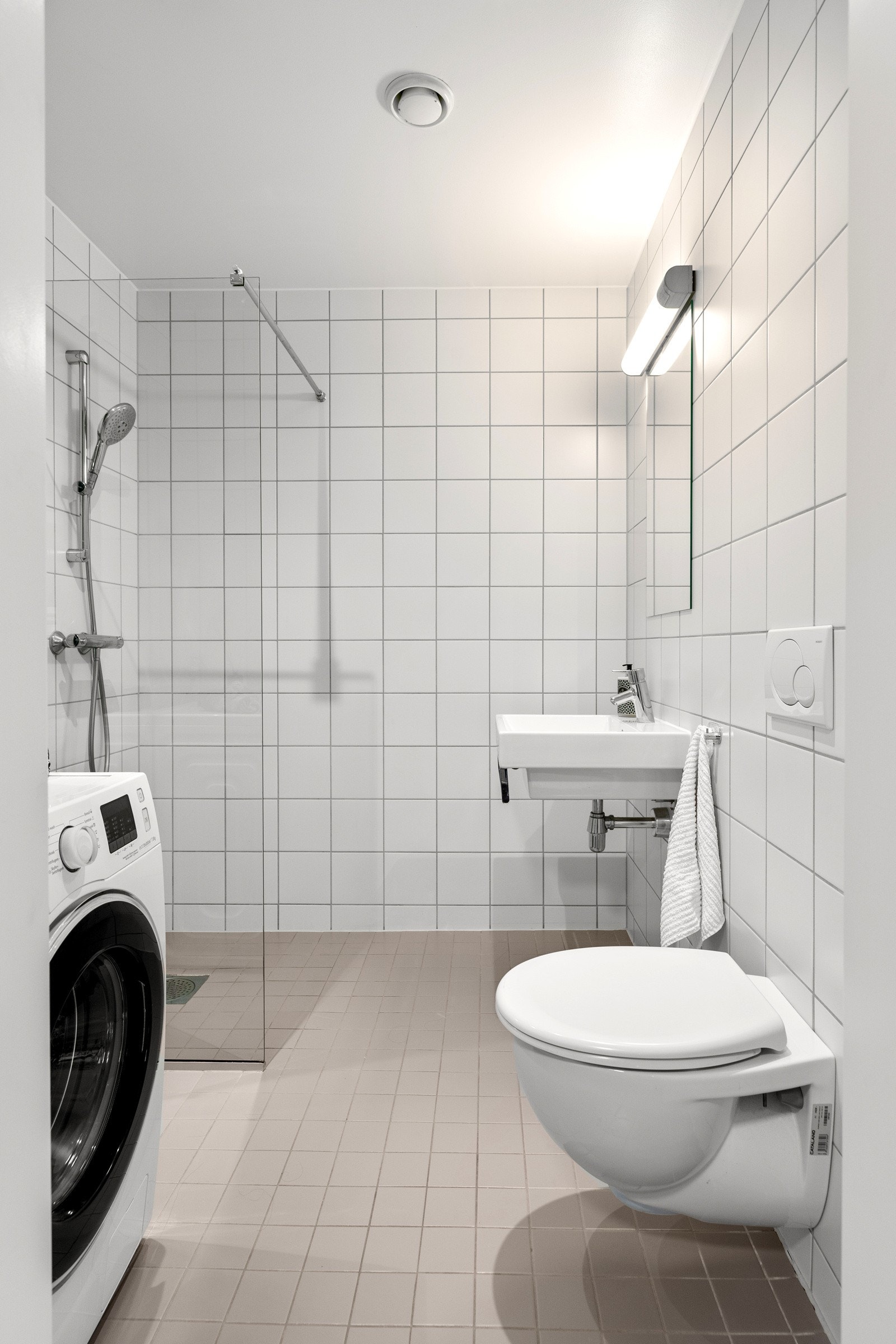 Romslig dusjhjørne, vegghengt innredning, opplegg for vaskemaskin og tørketrommel i søyle. Videre er det balansert ventlasjon og behagelig gulvvarme Galleribilde