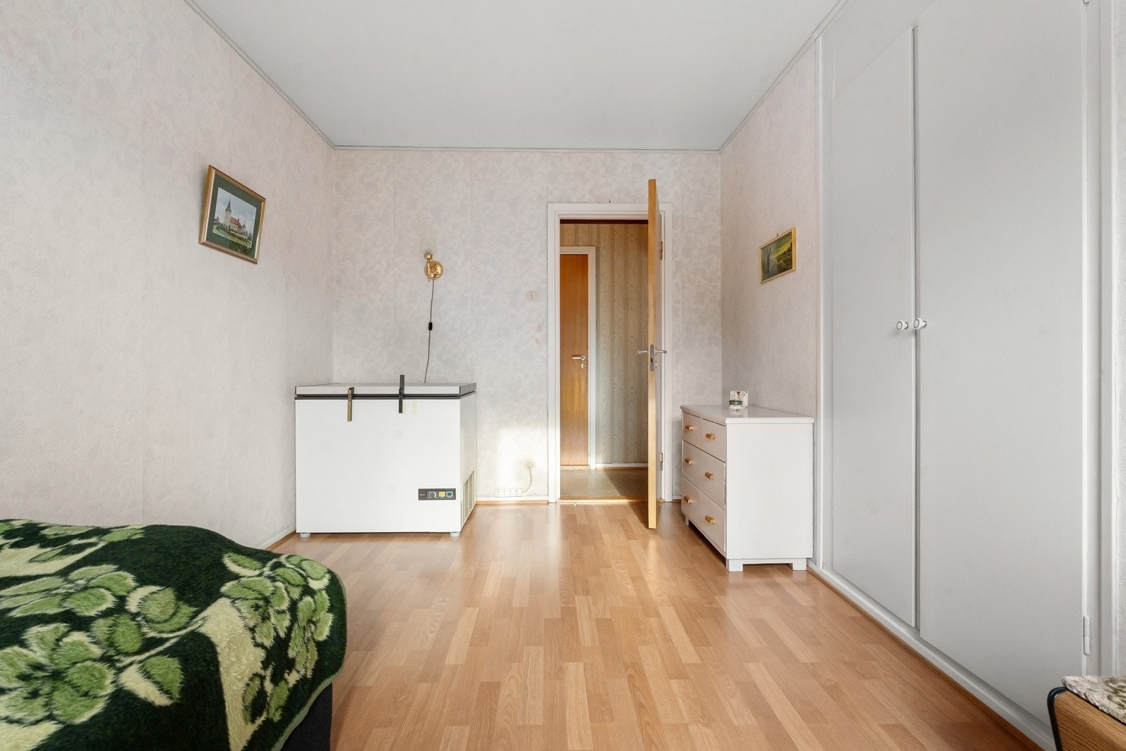 Begge soverommene har integrerte, originale skapløsninger. Galleribilde