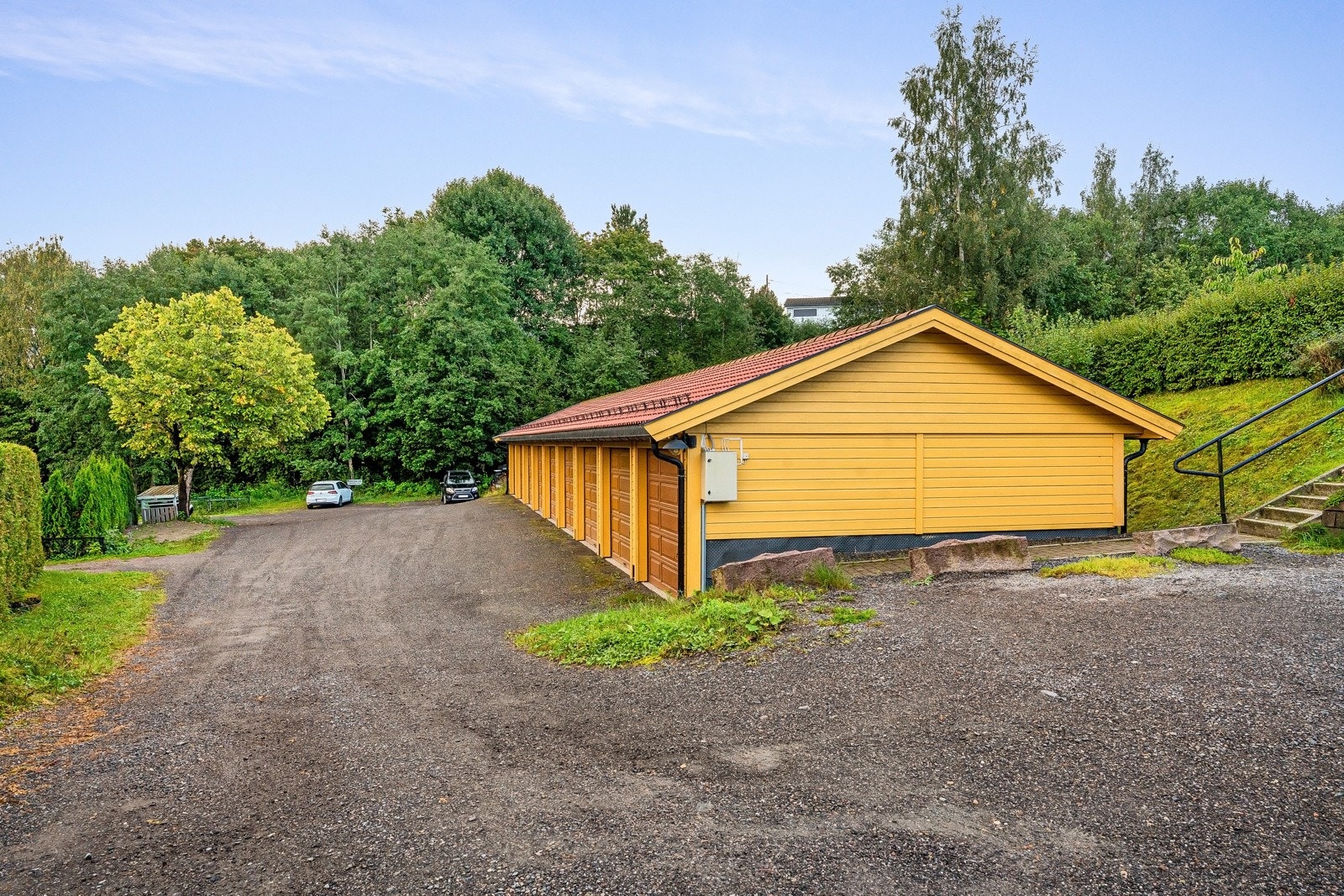 Borettslaget har oppført garasjer i rekke på egen tomt. Styret i borettslaget bestemmer på grunnlag av ansiennitetsprinsippet hvilken av de interesserte andelseiere i borettslaget som skal overta andel som blir ledig. Galleribilde