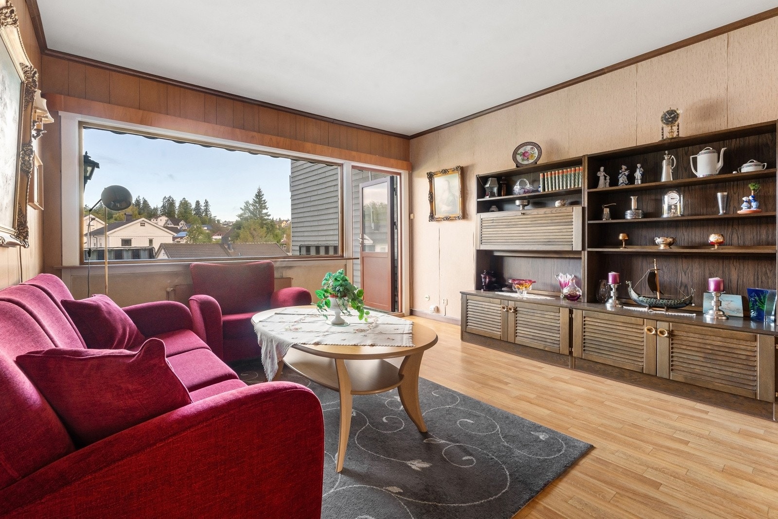 Stor og lys stue med plass til både sofagruppe og spisebord Galleribilde