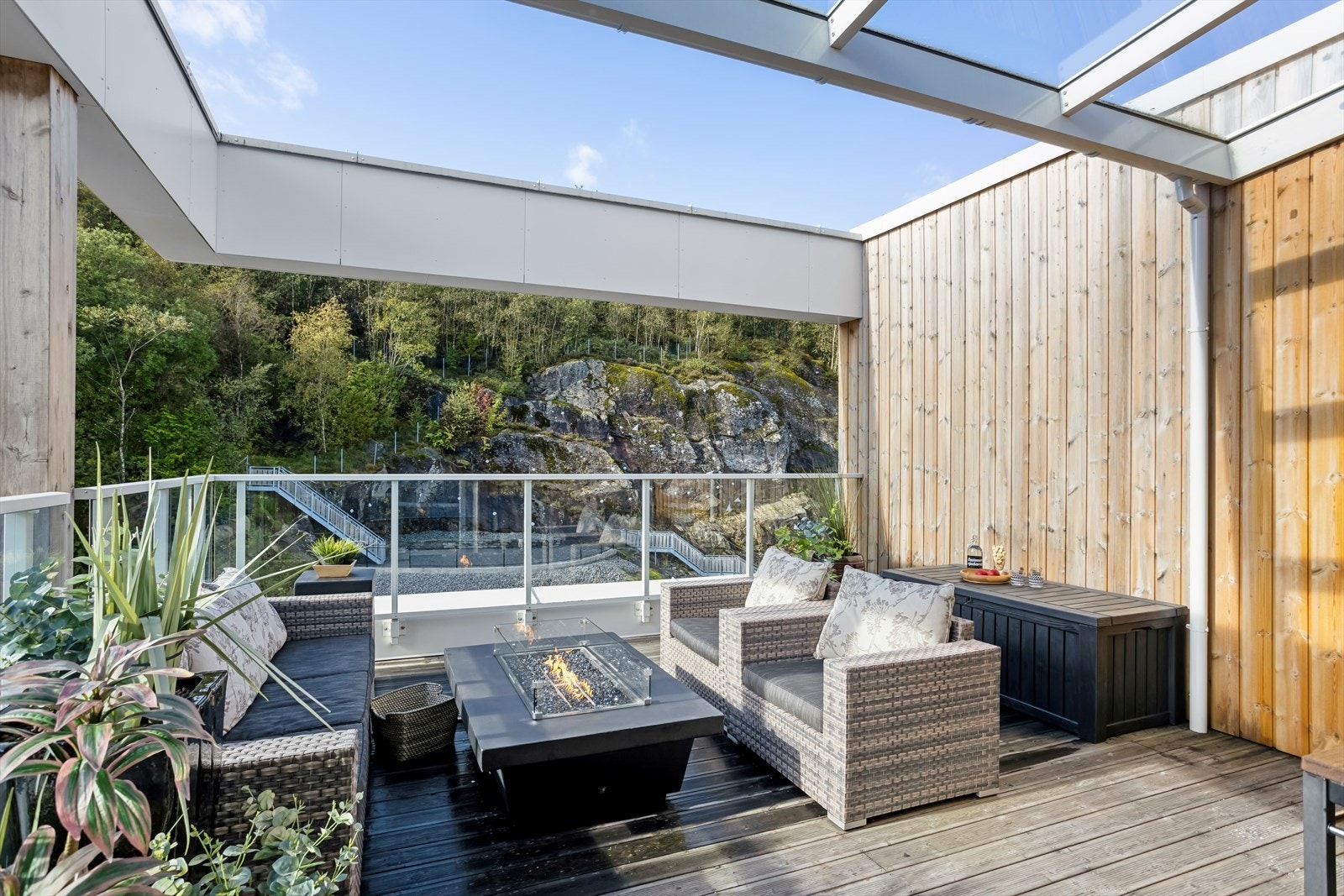 Her er det god plass til å samle venner og familie til grilling på flotte sommerdager Galleribilde